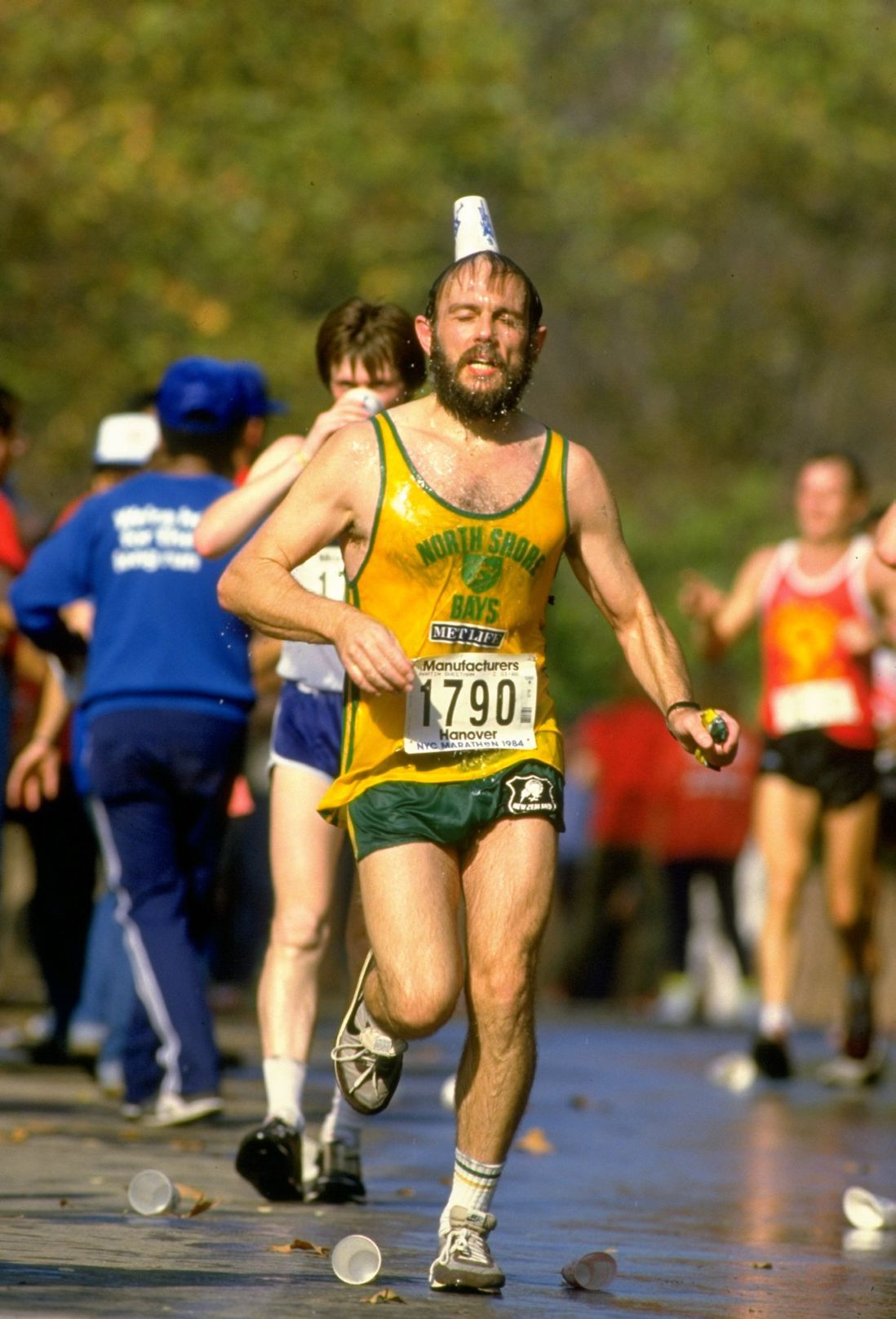 A competitor cools himself down at a watering station in Central Park during the 1984 NY Marathon. (<a href="http://www.gettyimages.com/license/1201940">David Cannon</a>/Allsport)